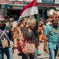 Tetua adat Baduy melakukan ritual penghormatan terhadap alam di kawasan hutan tutupan Kabupaten Lebak, Banten. Tradisi pembagian kawasan hutan ini terbukti efektif menjaga kestabilan mata air serta mencegah bencana banjir bandang selama berabad-abad.