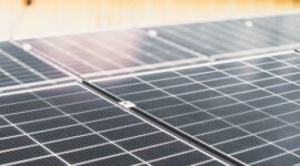 Deretan rumah modern di kawasan perkotaan yang memanfaatkan instalasi panel surya atap untuk memenuhi kebutuhan listrik mandiri secara ramah lingkungan.