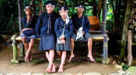 Masyarakat adat bersama aktivis lingkungan saat melakukan pemetaan partisipatif wilayah adat mereka menggunakan GPS untuk mendokumentasikan batas-batas tanah warisan leluhur.