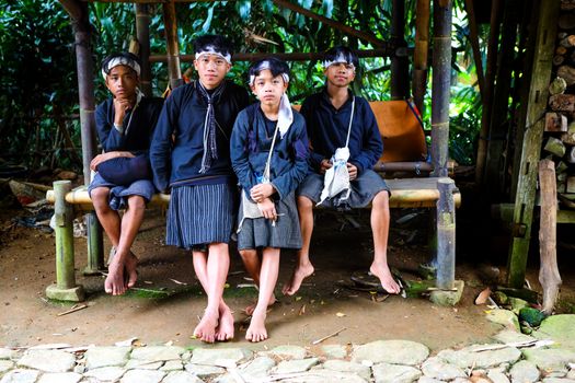 Masyarakat adat bersama aktivis lingkungan saat melakukan pemetaan partisipatif wilayah adat mereka menggunakan GPS untuk mendokumentasikan batas-batas tanah warisan leluhur.