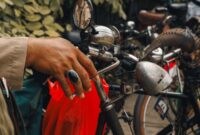 Warga perkotaan memanfaatkan jalur sepeda ramah lingkungan di pusat kota sebagai bagian dari penerapan gaya hidup hijau yang mendukung pencapaian target emisi nasional.