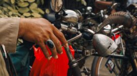 Warga perkotaan memanfaatkan jalur sepeda ramah lingkungan di pusat kota sebagai bagian dari penerapan gaya hidup hijau yang mendukung pencapaian target emisi nasional.