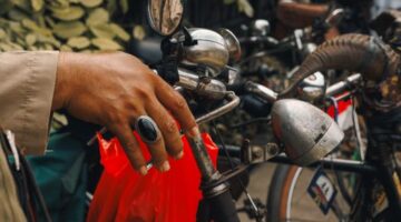 Warga perkotaan memanfaatkan jalur sepeda ramah lingkungan di pusat kota sebagai bagian dari penerapan gaya hidup hijau yang mendukung pencapaian target emisi nasional.