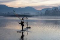 Seorang nelayan tradisional di perairan timur Indonesia menggunakan teknik pancing ulur ramah lingkungan untuk menjaga populasi ikan tuna dan keutuhan ekosistem laut.