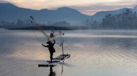 Seorang nelayan tradisional di perairan timur Indonesia menggunakan teknik pancing ulur ramah lingkungan untuk menjaga populasi ikan tuna dan keutuhan ekosistem laut.