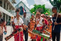 Tetua adat bersama warga melintasi kawasan hutan lindung yang mereka rawat secara turun-temurun dengan menggunakan kearifan lokal untuk menjaga keseimbangan ekosistem alam Nusantara.