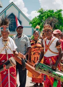 Menjaga Pasokan Oksigen Bumi Melalui Kearifan Lokal Masyarakat Adat Nusantara yang Terancam