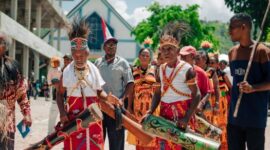 Tetua adat bersama warga melintasi kawasan hutan lindung yang mereka rawat secara turun-temurun dengan menggunakan kearifan lokal untuk menjaga keseimbangan ekosistem alam Nusantara.