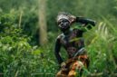 Tetua adat bersama warga lokal saat melakukan pemetaan wilayah ulayat secara partisipatif demi menjaga kelestarian hutan tradisi dari ancaman alih fungsi lahan.