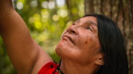 Para tetua dan pemuda adat bersama-sama melakukan pemetaan partisipatif untuk menentukan batas wilayah kelola adat demi mendapatkan kepastian hukum dari pemerintah.