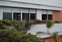 Pemanfaatan sudut balkon rumah perkotaan sebagai ruang hijau produktif mampu menekan emisi karbon sekaligus menyediakan pasokan bahan pangan segar secara mandiri bagi keluarga.