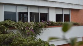 Pemanfaatan sudut balkon rumah perkotaan sebagai ruang hijau produktif mampu menekan emisi karbon sekaligus menyediakan pasokan bahan pangan segar secara mandiri bagi keluarga.