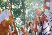 Sejumlah relawan dan warga lokal bekerja sama menanam bibit pohon endemik di kawasan restorasi hutan untuk mengembalikan keanekaragaman hayati dan mencegah erosi tanah.