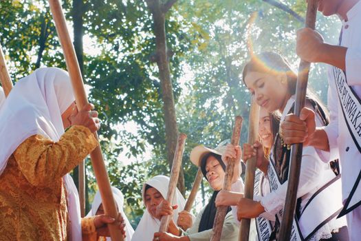Sejumlah relawan dan warga lokal bekerja sama menanam bibit pohon endemik di kawasan restorasi hutan untuk mengembalikan keanekaragaman hayati dan mencegah erosi tanah.