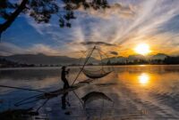 Seorang nelayan tradisional di perairan pesisir Indonesia menggunakan metode pancing ulur ramah lingkungan untuk menjaga kelestarian populasi ikan hias dan konsumsi.