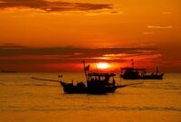 Para nelayan tradisional bersiap melaut menggunakan perahu kayu buatan tangan saat matahari terbenam di pesisir pantai Indonesia. Kehidupan warga pesisir senantiasa bergerak selaras dengan ritme alam lautan Nusantara.