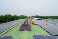 Seorang teknisi sedang memeriksa pemasangan panel surya di atap rumah hunian kawasan perkotaan. Adopsi energi terbarukan skala rumah tangga semakin populer sebagai langkah efisiensi pengeluaran bulanan.