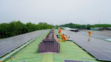 Seorang teknisi sedang memeriksa pemasangan panel surya di atap rumah hunian kawasan perkotaan. Adopsi energi terbarukan skala rumah tangga semakin populer sebagai langkah efisiensi pengeluaran bulanan.