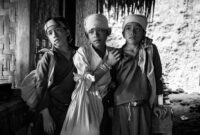 Masyarakat adat di Indonesia secara turun-temurun menjaga kelestarian hutan dan sumber daya alam melalui hukum adat serta kearifan lokal yang harmonis dengan lingkungan.