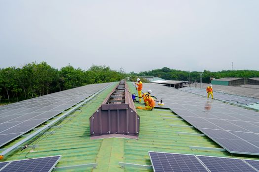 Deretan panel surya terpasang rapi di atap perumahan warga sebagai bentuk komitmen mengadopsi daya bersih dalam kehidupan sehari-hari.