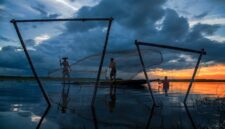 Seorang nelayan tradisional di pesisir Indonesia menggunakan teknik pancing ulur yang ramah lingkungan untuk menjaga kelestarian ekosistem laut. Metode penangkapan terukur ini menjadi tumpuan utama masa depan industri perikanan berkelanjutan di Nusantara.