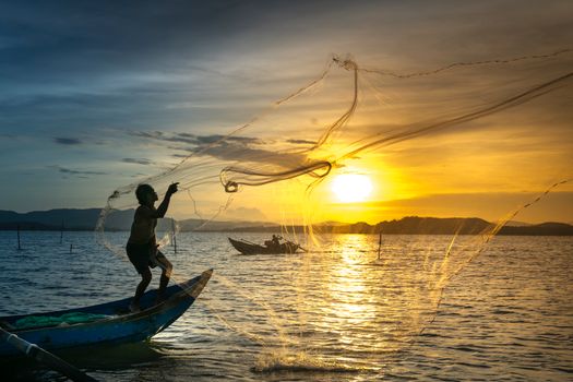 Seorang nelayan tradisional mengemudikan perahu kayu di perairan pesisir Indonesia saat matahari terbenam. Penangkapan ikan secara ramah lingkungan menjadi kunci utama menjaga kelestarian ekosistem laut Nusantara.