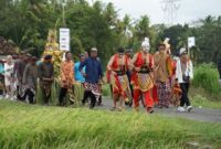 Seorang tetua adat melintasi kawasan hutan lindung warisan leluhur yang dijaga kelestariannya demi mempertahankan ekosistem dan tradisi lokal secara berkelanjutan.
