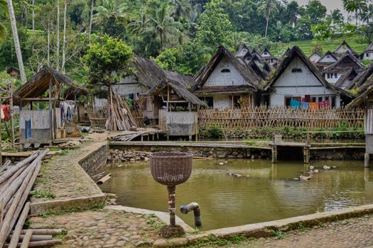 Masyarakat adat di Indonesia konsisten menerapkan aturan hukum adat untuk menjaga kelestarian hutan hujan dan ekosistem pesisir demi masa depan bumi.