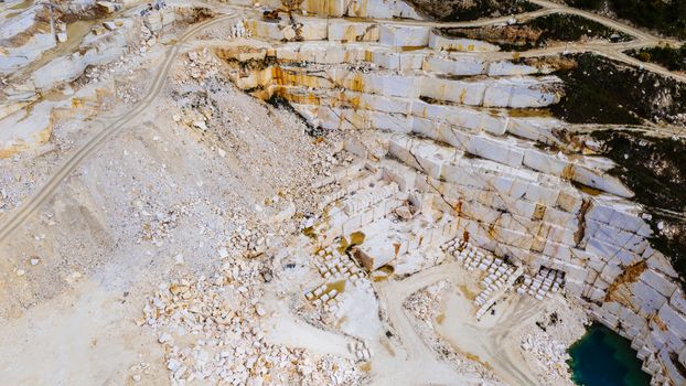 Pemandangan dari udara memperlihatkan kawasan pertambangan terbuka di wilayah pesisir Indonesia yang mengubah bentang alam hijau menjadi area industri pengolahan mineral mentah.
