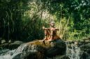 Tokoh masyarakat adat saat memimpin ritual doa keselamatan hutan sebagai wujud kearifan lokal dalam menjaga keseimbangan alam dan kelestarian ekosistem di wilayah ulayat mereka.