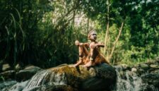 Tokoh masyarakat adat saat memimpin ritual doa keselamatan hutan sebagai wujud kearifan lokal dalam menjaga keseimbangan alam dan kelestarian ekosistem di wilayah ulayat mereka.