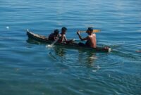 Tumpukan sampah kantong sintetis dan kemasan bekas membentang di pesisir pantai Indonesia, mengancam kehidupan biota laut serta mata pencaharian nelayan lokal.