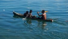 Tumpukan sampah kantong sintetis dan kemasan bekas membentang di pesisir pantai Indonesia, mengancam kehidupan biota laut serta mata pencaharian nelayan lokal.